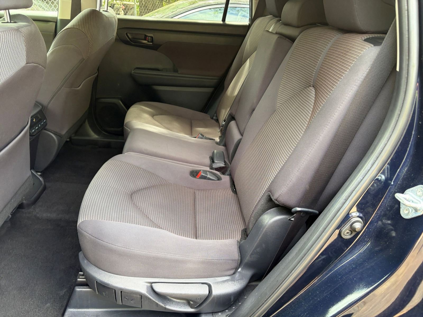 Used 2025 Toyota Highlander LE image 38