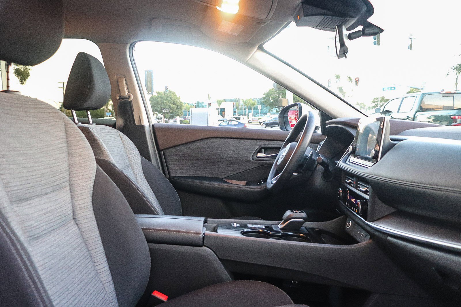 Used 2023 Nissan Rogue SV image 17