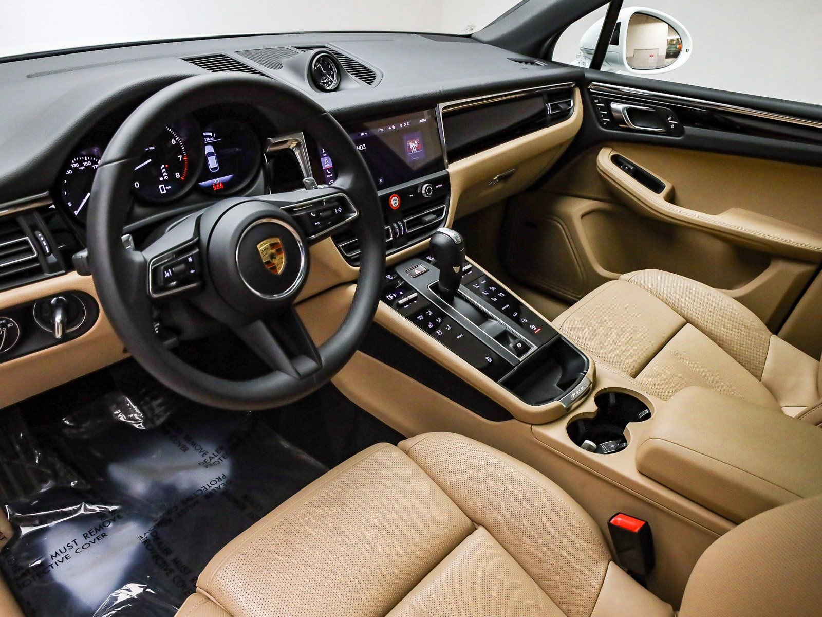 Certified 2025 Porsche Macan image 4