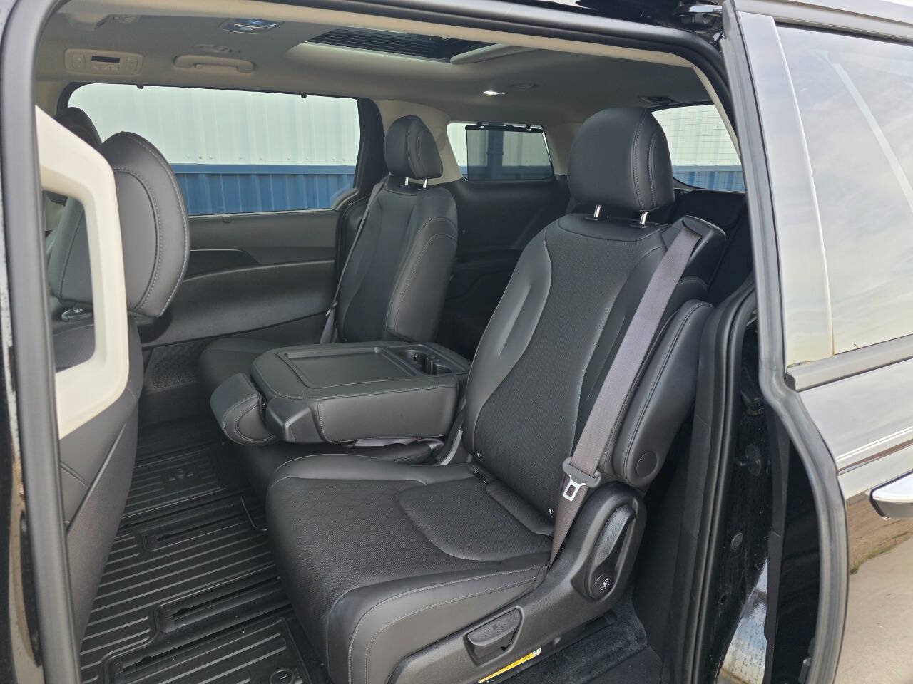 Used 2025 Kia Carnival SX w/ SX Dark Edition Package FWD image 28