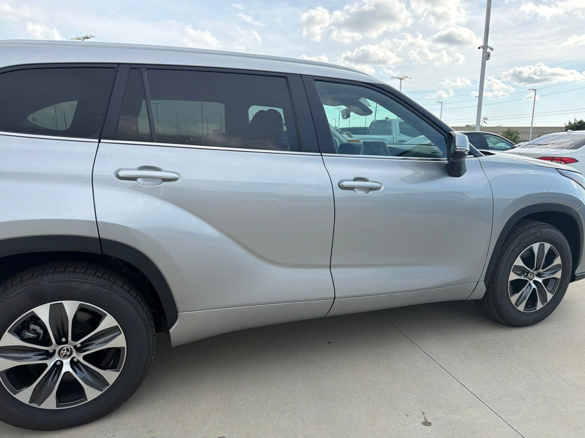 Used 2025 Toyota Highlander XLE FWD image 2