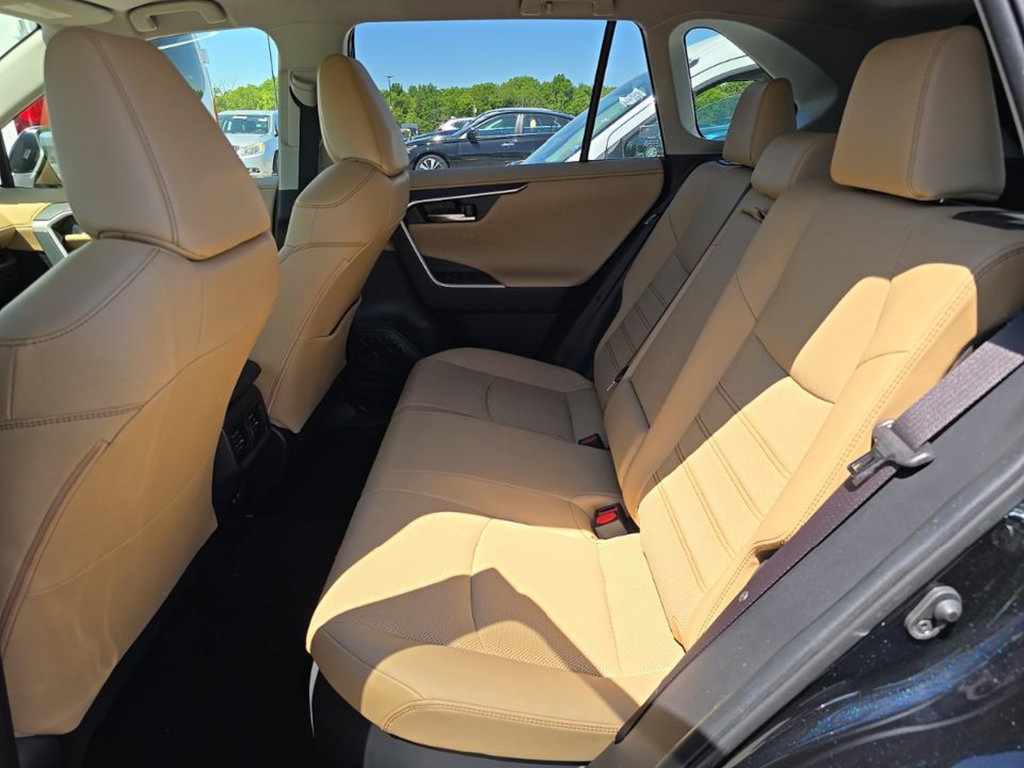 Used 2019 Toyota RAV4 Limited AWD/4WD image 4
