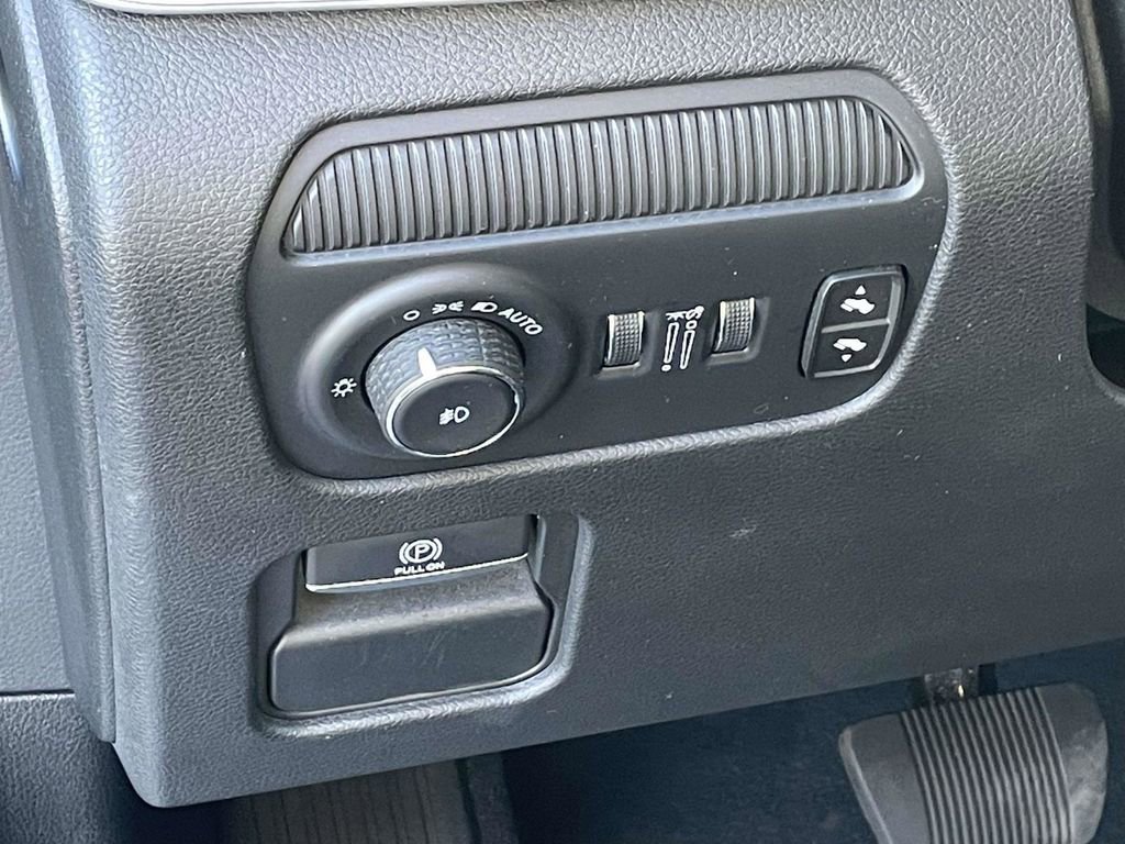 Certified 2024 Jeep Wagoneer Series II w/ Flexible Seating Group image 28