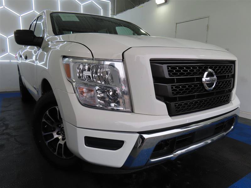 Used 2022 Nissan Titan SV RWD image 2