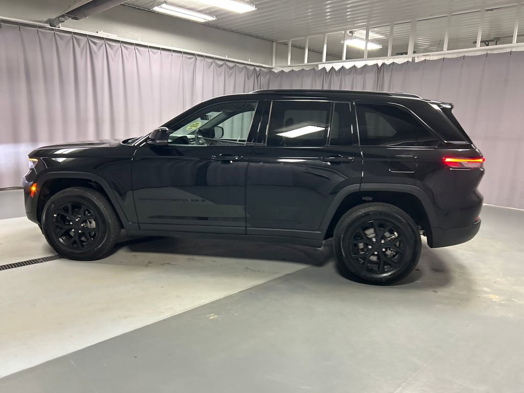 Used 2025 Jeep Grand Cherokee Altitude image 4