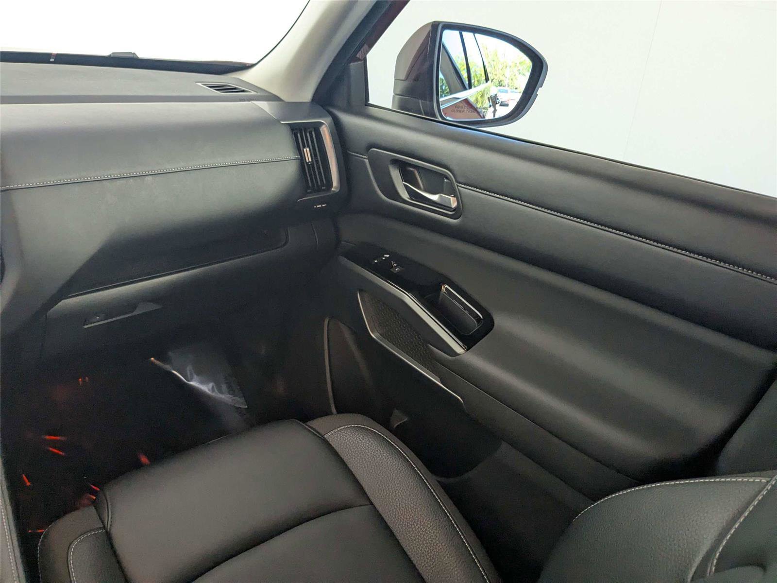 Used 2023 Nissan Pathfinder SL w/ Lighting Package (N92) image 36