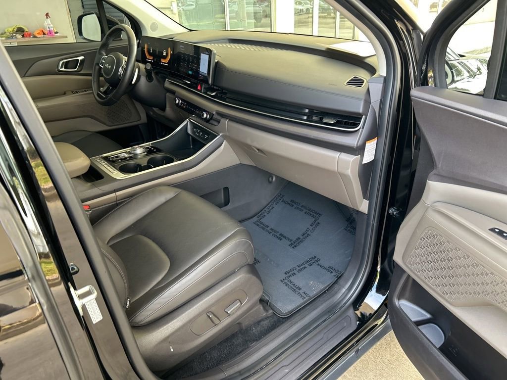 Used 2025 Kia Carnival EX image 30
