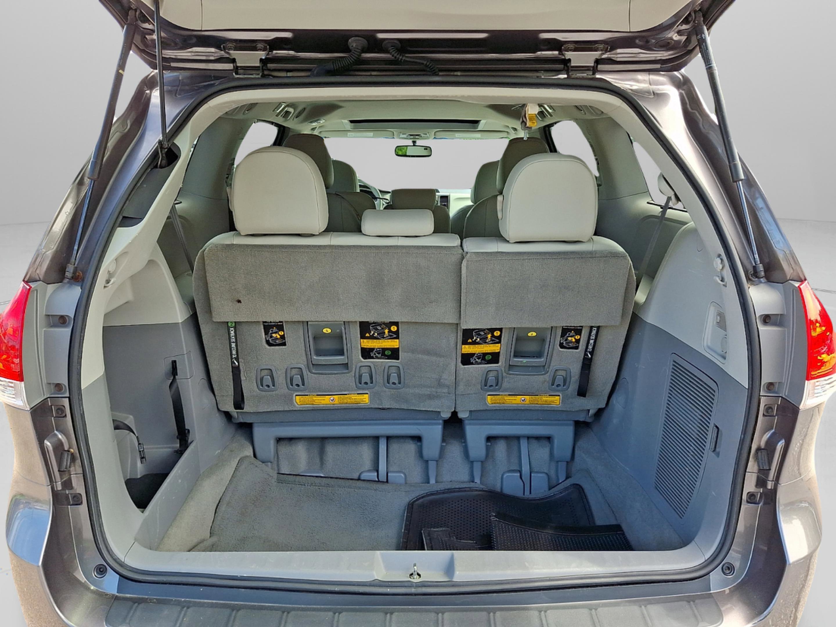 Used 2013 Toyota Sienna XLE FWD image 12