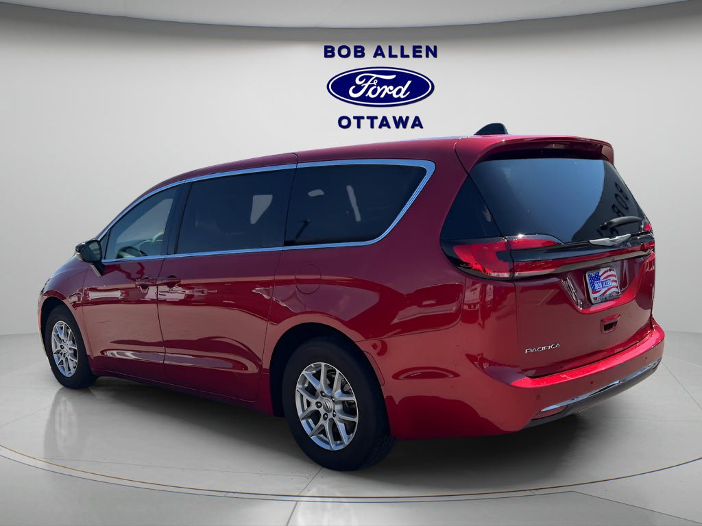 Used 2025 Chrysler Pacifica Select FWD image 3