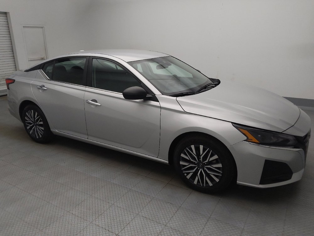 Used 2025 Nissan Altima 2.5 SV FWD image 11