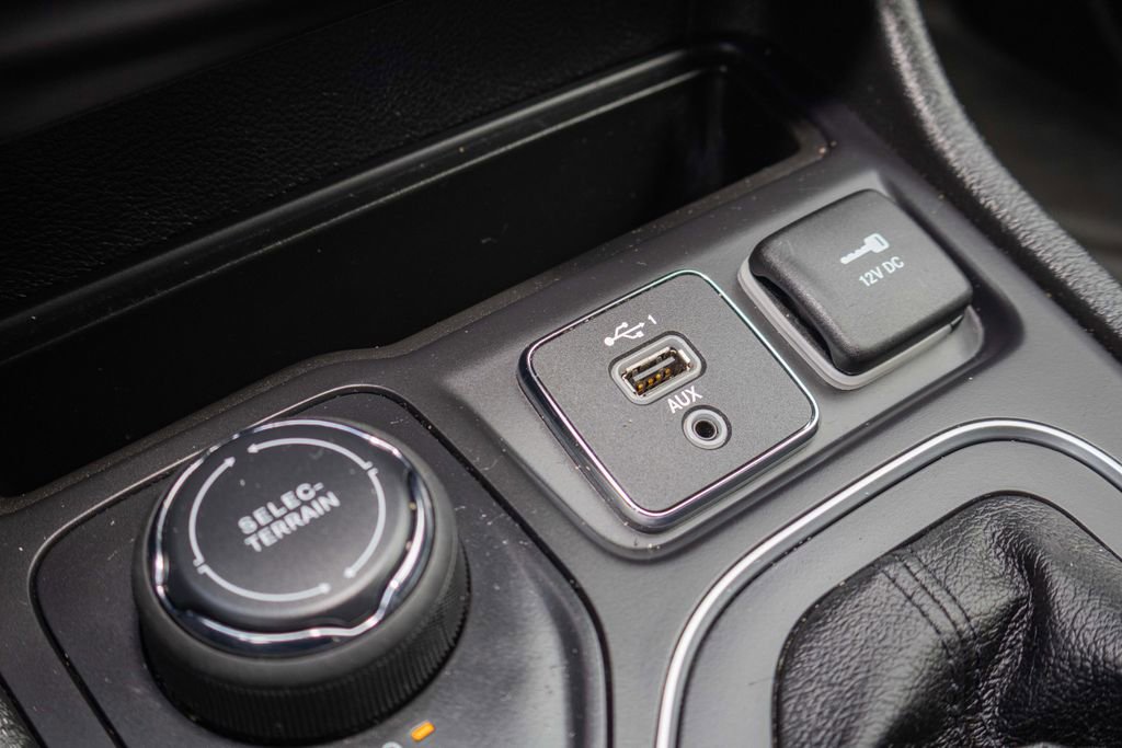 Used 2022 Jeep Cherokee Latitude Lux w/ Mopar Interior Package image 22