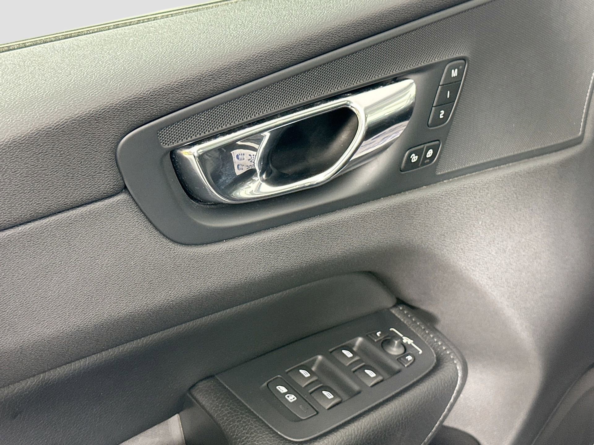 Certified 2018 Volvo XC60 T5 Momentum w/ Convenience Package image 20