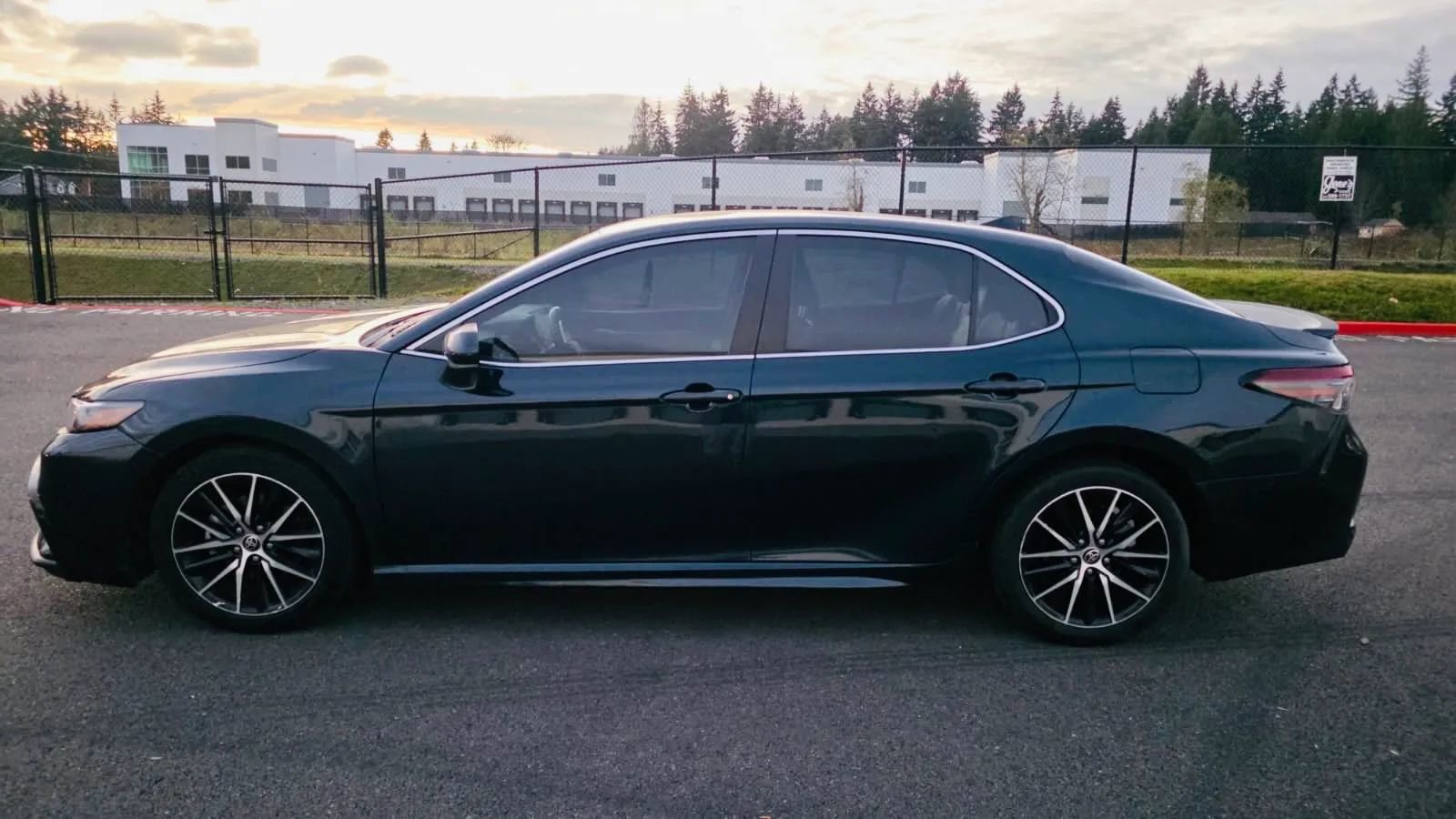 Used 2021 Toyota Camry SE image 2
