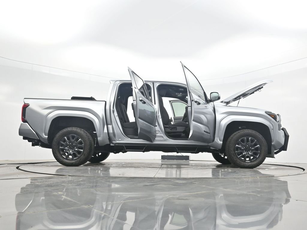 Used 2025 Toyota Tacoma SR5 AWD/4WD image 42
