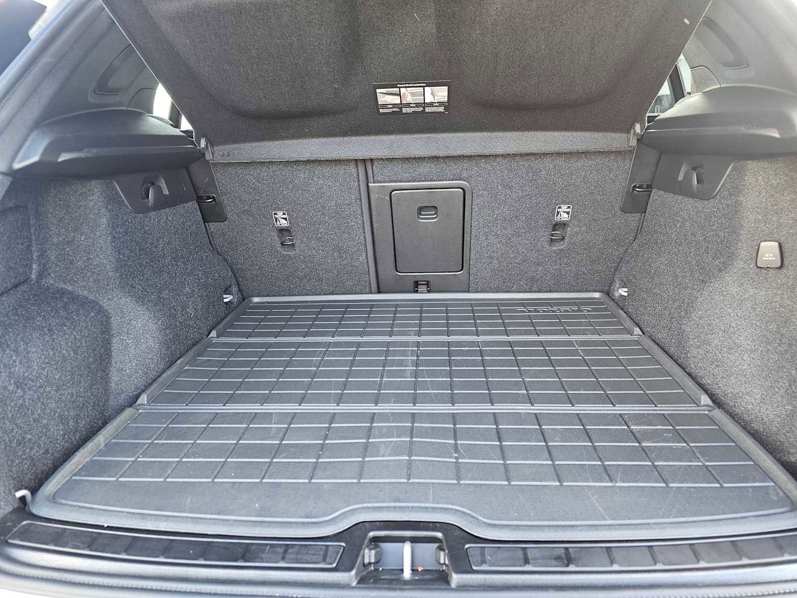 Certified 2025 Volvo XC40 B5 Plus w/ Climate Package image 16