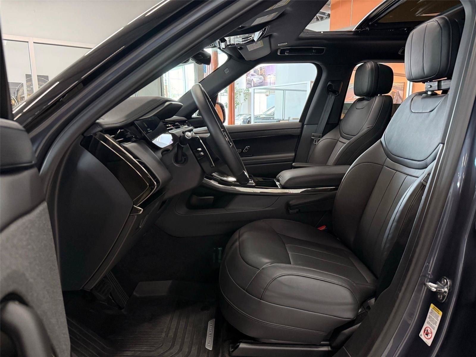 Used 2025 Land Rover Range Rover Sport SE AWD/4WD image 7