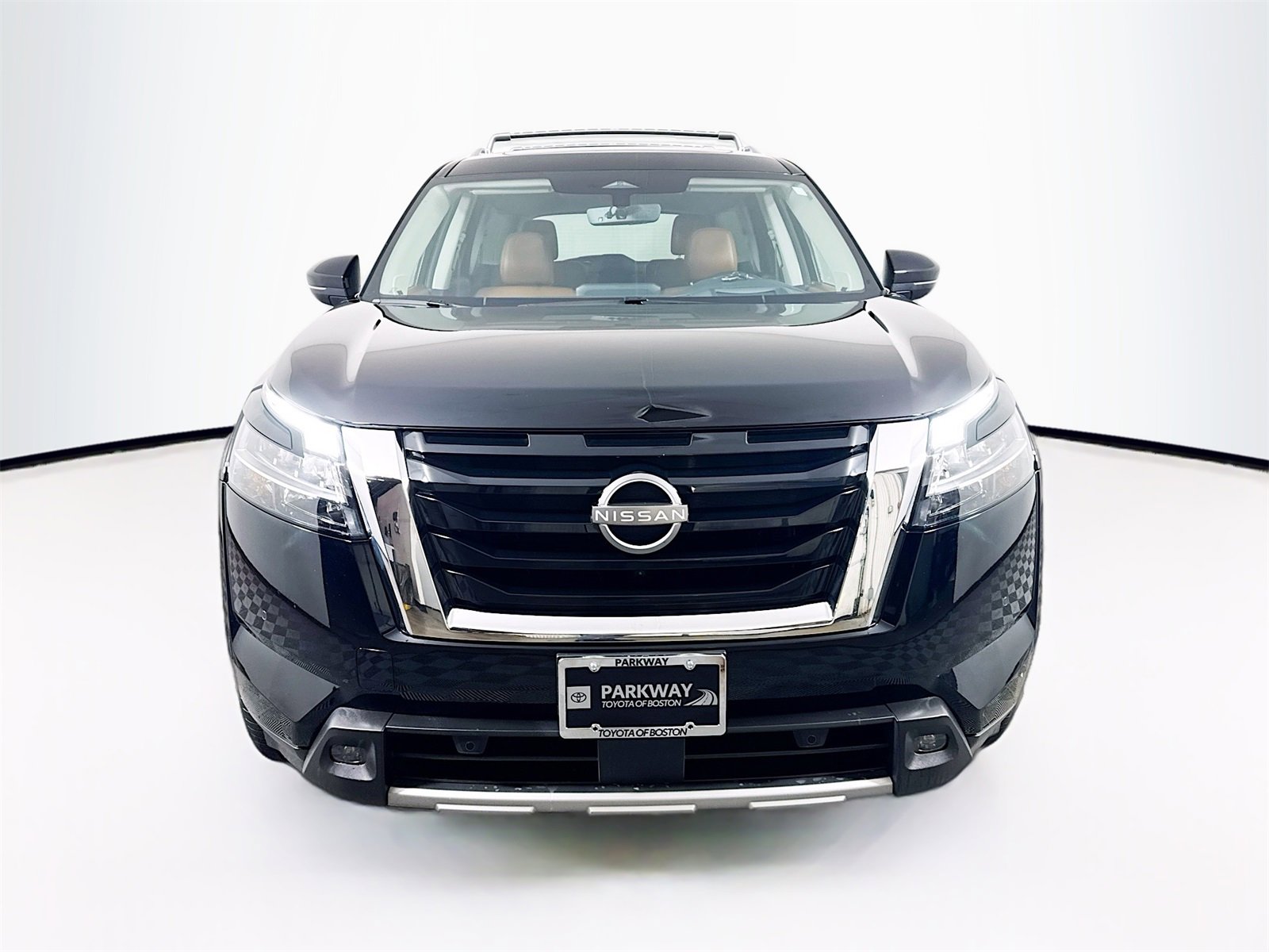 Used 2023 Nissan Pathfinder Platinum image 2