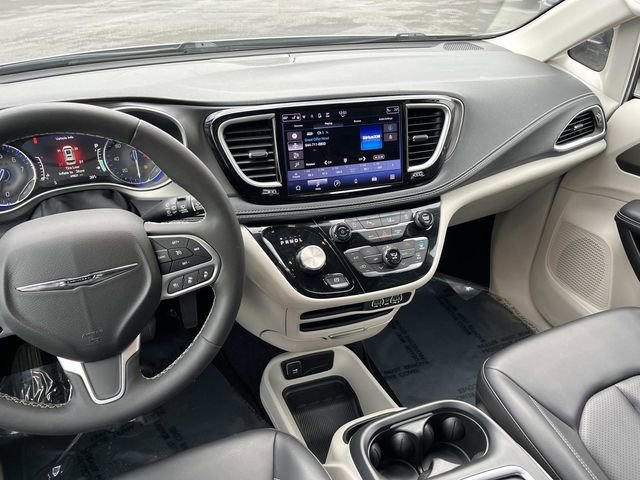 Used 2023 Chrysler Pacifica Touring-L AWD/4WD image 17