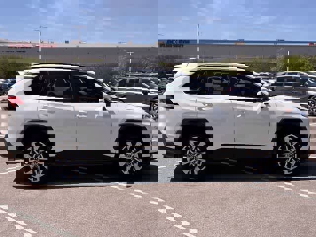 Used 2021 Toyota RAV4 XLE Premium image 7