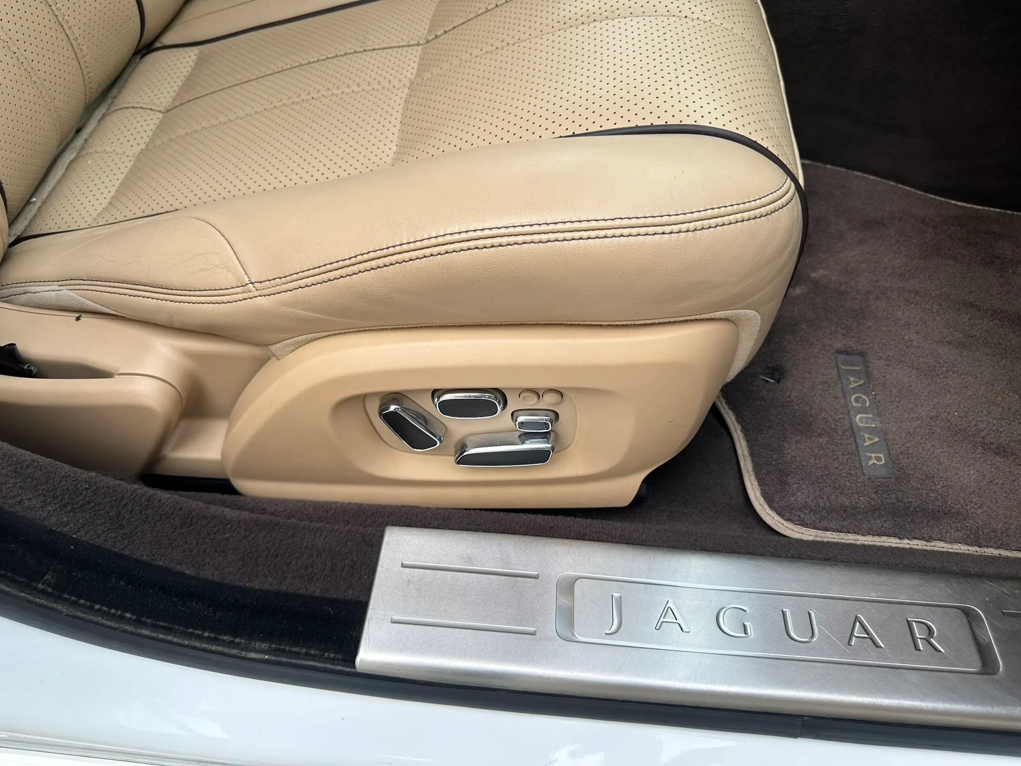 Used 2013 Jaguar XJ L Portfolio RWD image 29
