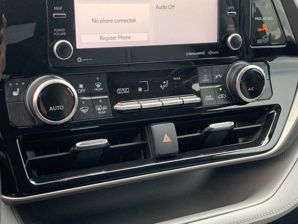 Used 2021 Toyota Highlander XLE AWD/4WD image 27