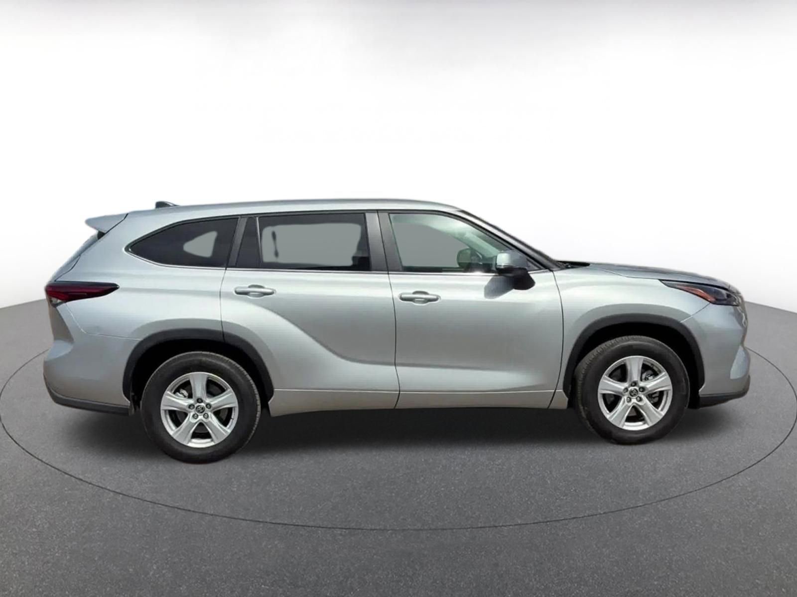 Used 2025 Toyota Highlander LE FWD image 16