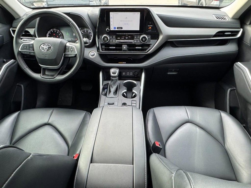 Used 2024 Toyota Highlander XLE image 12
