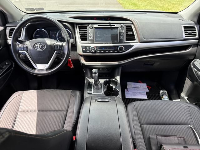 Used 2019 Toyota Highlander Plus AWD/4WD image 18
