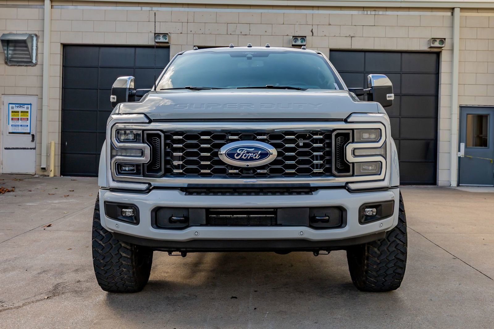 Used 2025 Ford F450 Platinum w/ FX4 Off-Road Package AWD/4WD image 2