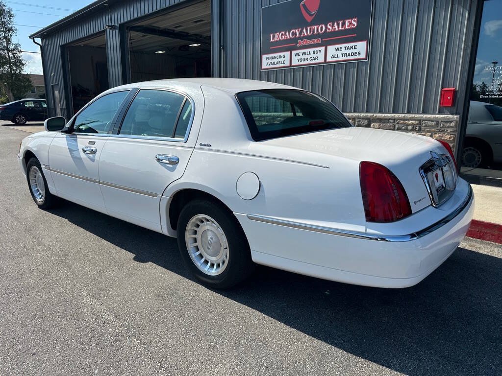 Used 2000 Lincoln Town Car Executive RWD image 3