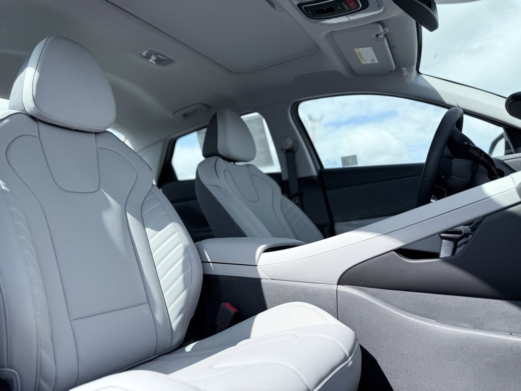 New 2025 Hyundai Elantra Limited image 22