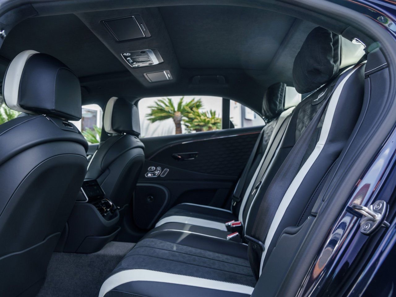 Used 2025 Bentley Flying Spur Plug-In Hybrid image 13