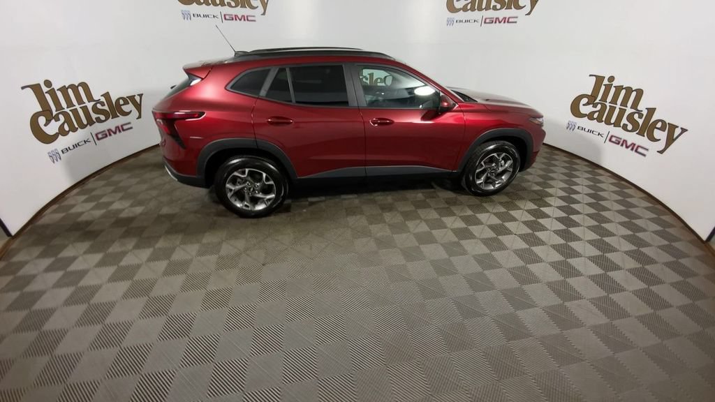 Certified 2025 Chevrolet Trax LT w/ Driver Confidence Package FWD image 9
