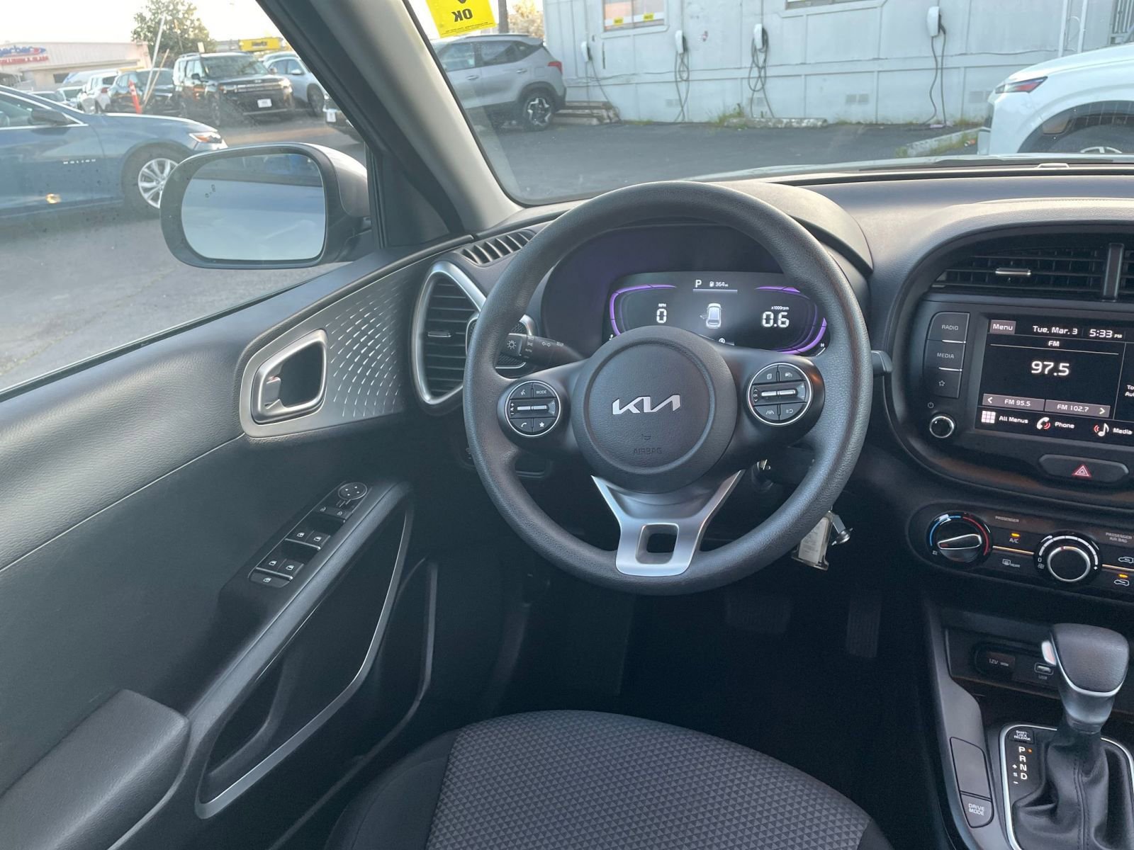 Used 2025 Kia Soul LX w/ LX Technology Package FWD image 32