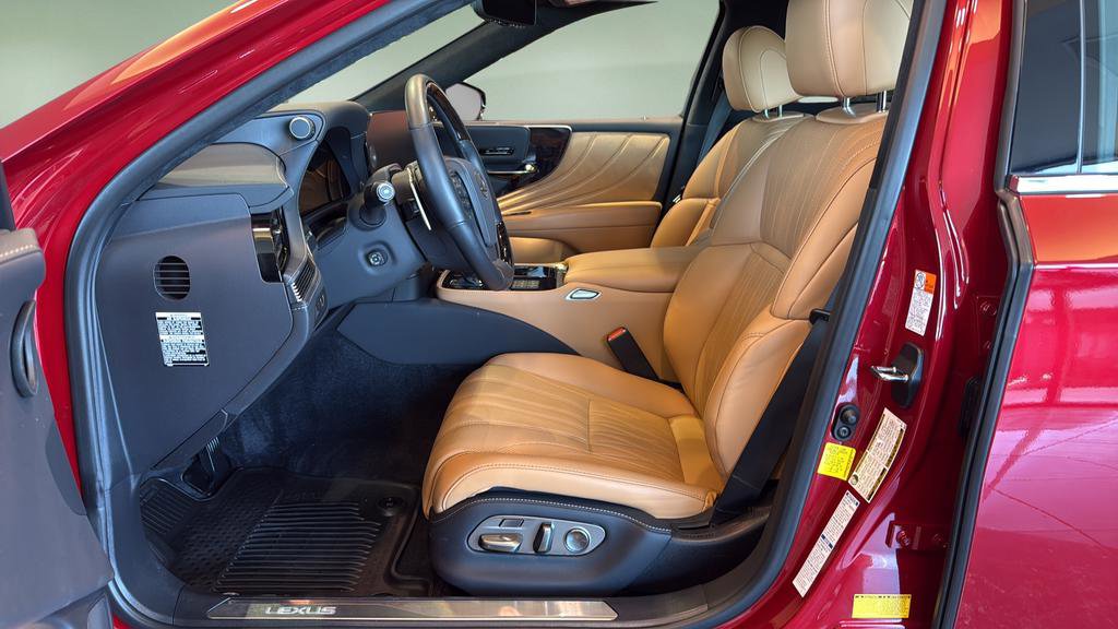 Certified 2025 Lexus LS 500 AWD w/ Luxury Package image 11