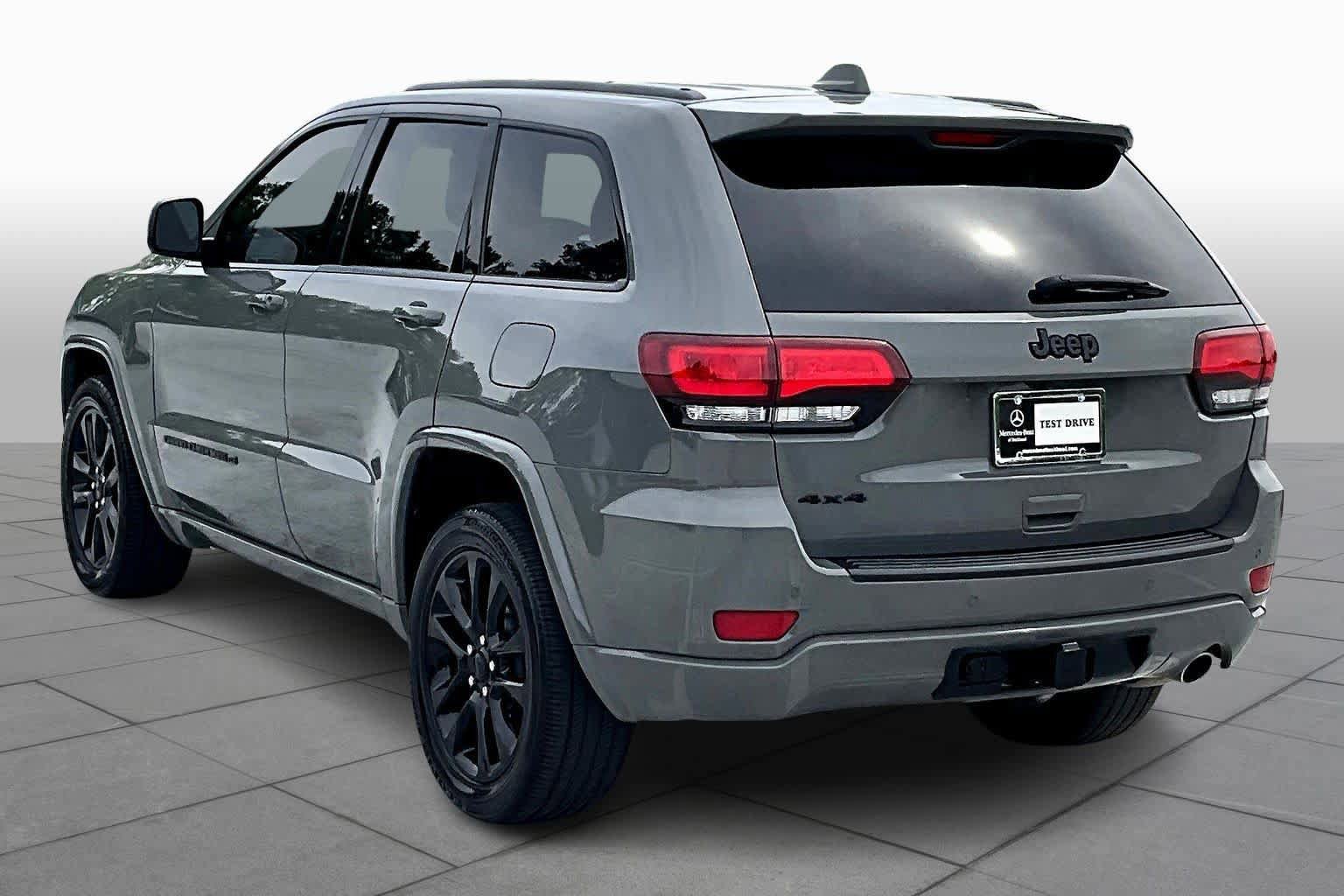 Used 2022 Jeep Grand Cherokee Laredo X image 12