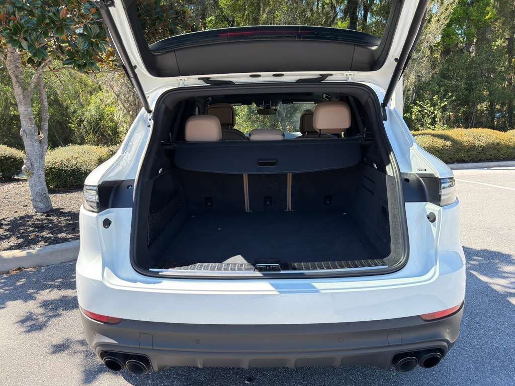 Certified 2023 Porsche Cayenne Platinum Edition image 17