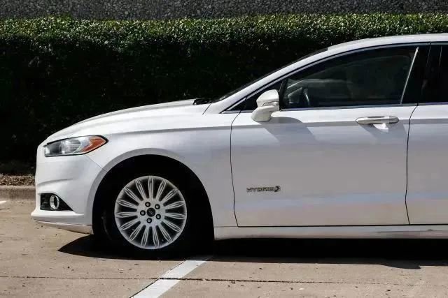 Used 2016 Ford Fusion SE w/ Equipment Group 502A image 16