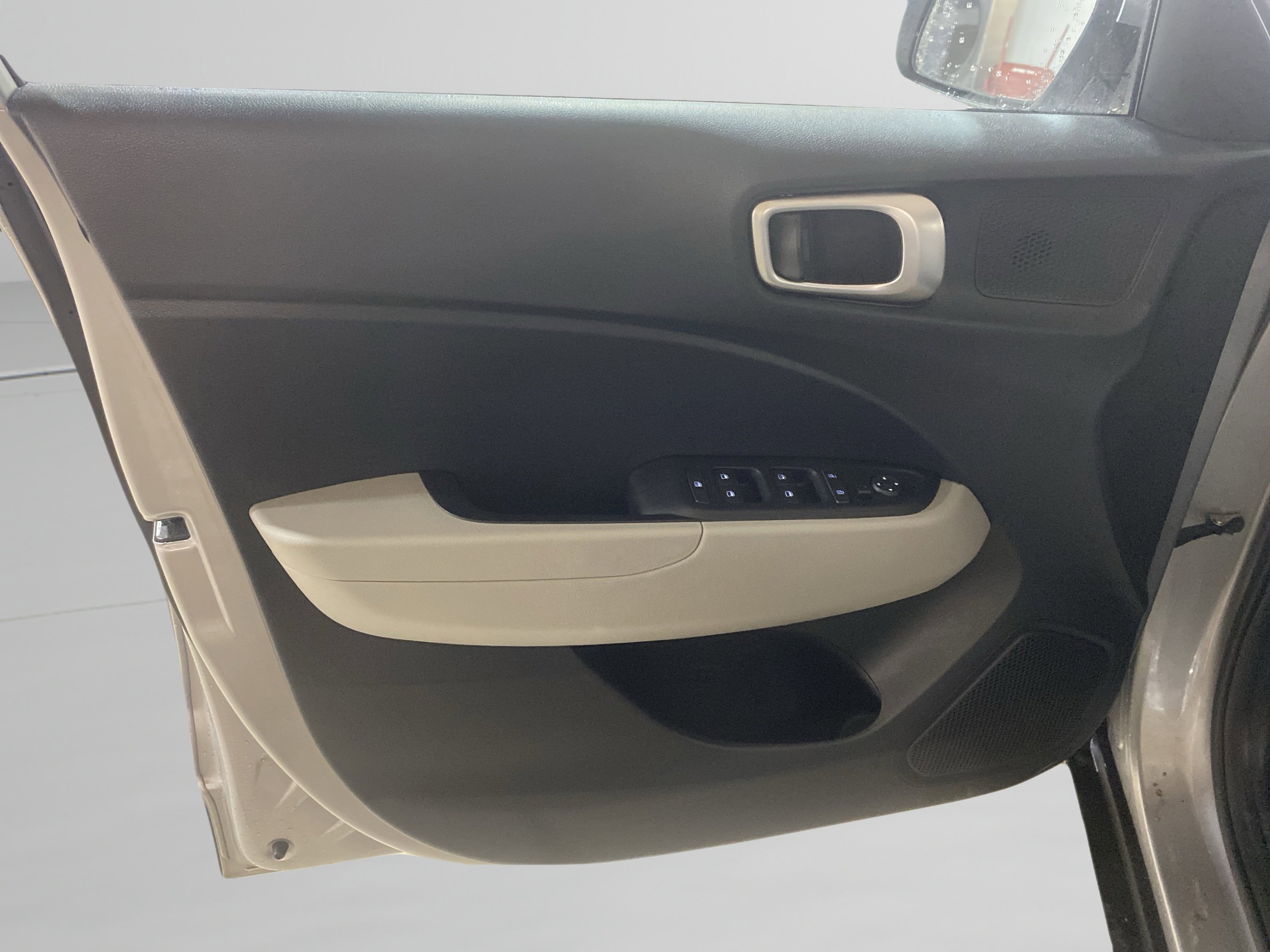 Used 2023 Hyundai Venue SEL image 13