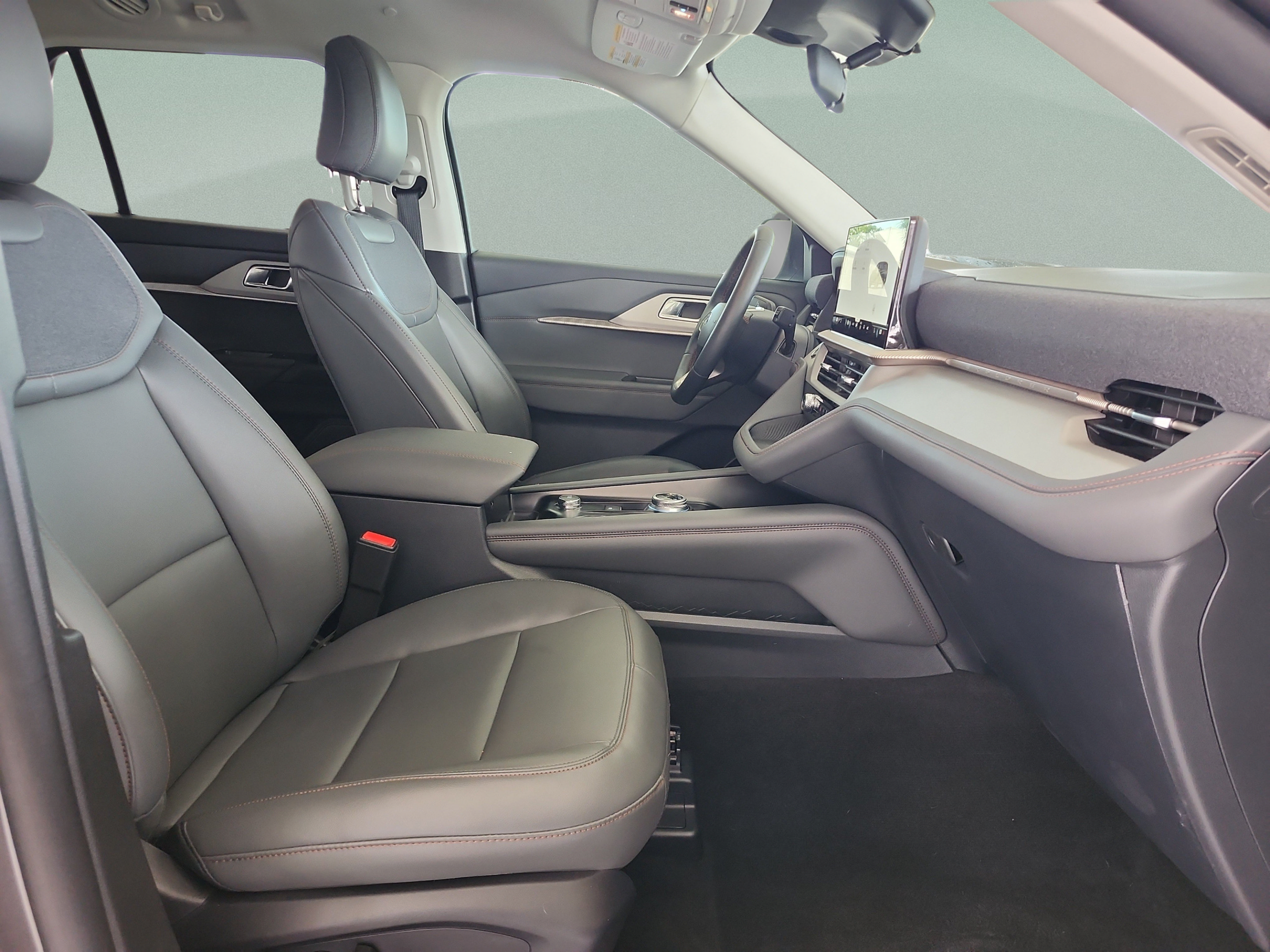 Certified 2025 Ford Explorer Active w/ Active Comfort Package RWD image 19