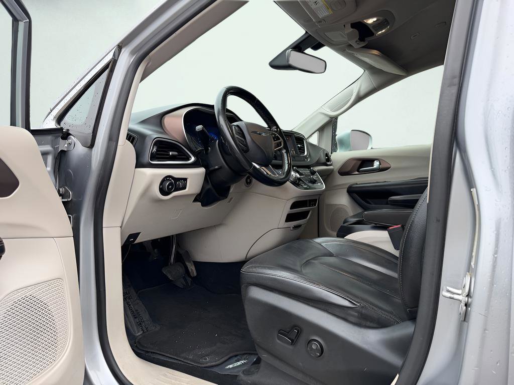 Used 2019 Chrysler Pacifica Touring-L FWD image 18
