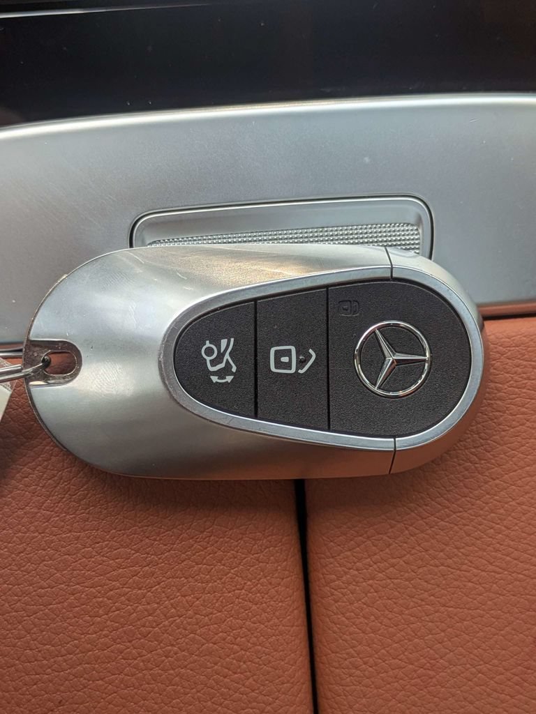 Used 2025 Mercedes-Benz GLC 350e 4MATIC image 35