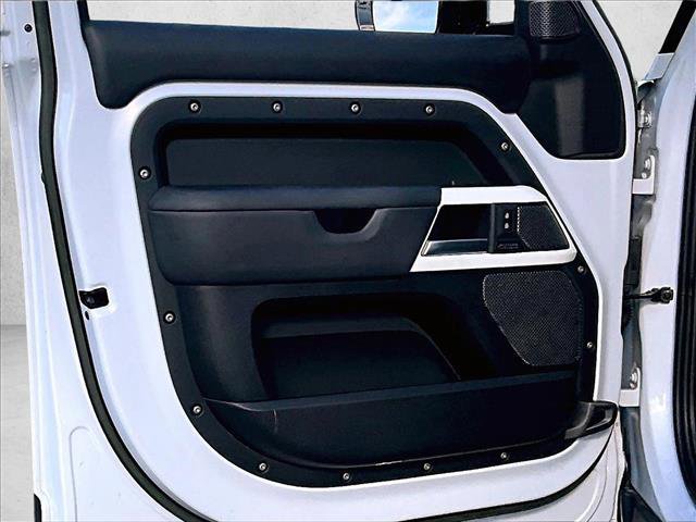 Used 2023 Land Rover Defender 110 SE image 17