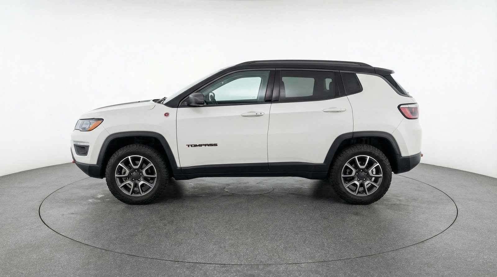 Used 2025 Jeep Compass Trailhawk image 5