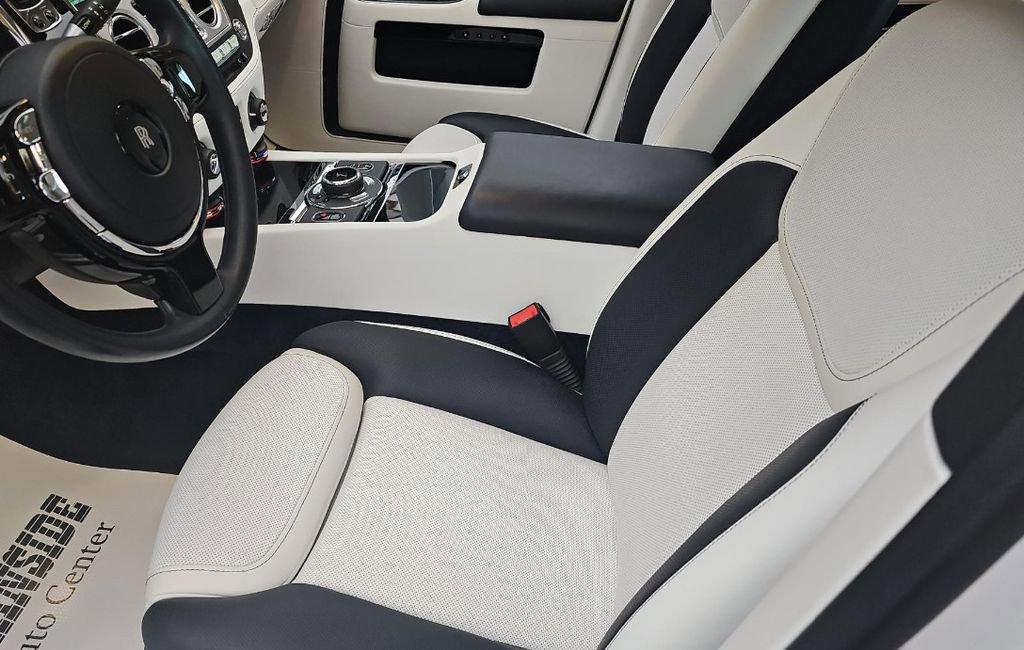 Used 2018 Rolls-Royce Ghost RWD image 3