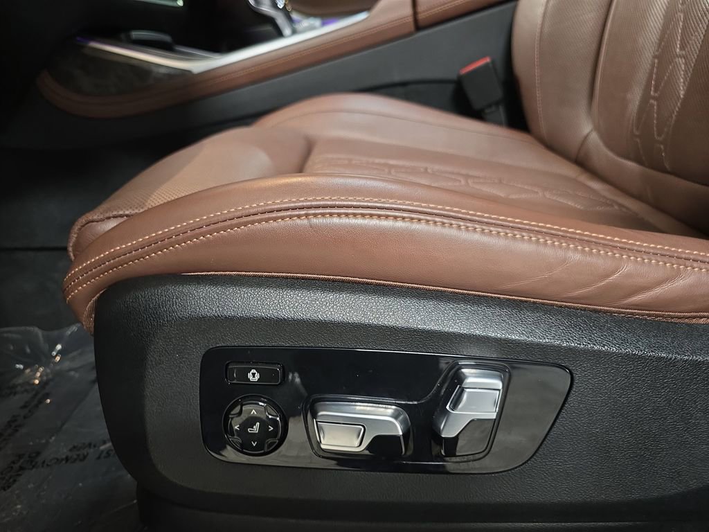 Used 2021 BMW X7 M50i w/ Dynamic Handling Package AWD/4WD image 28