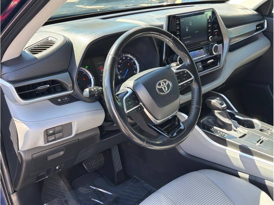 Used 2020 Toyota Highlander LE FWD image 7