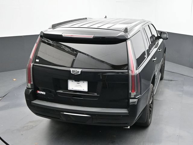 Used 2020 Cadillac Escalade Luxury w/ Escalade Sport Edition AWD/4WD image 37