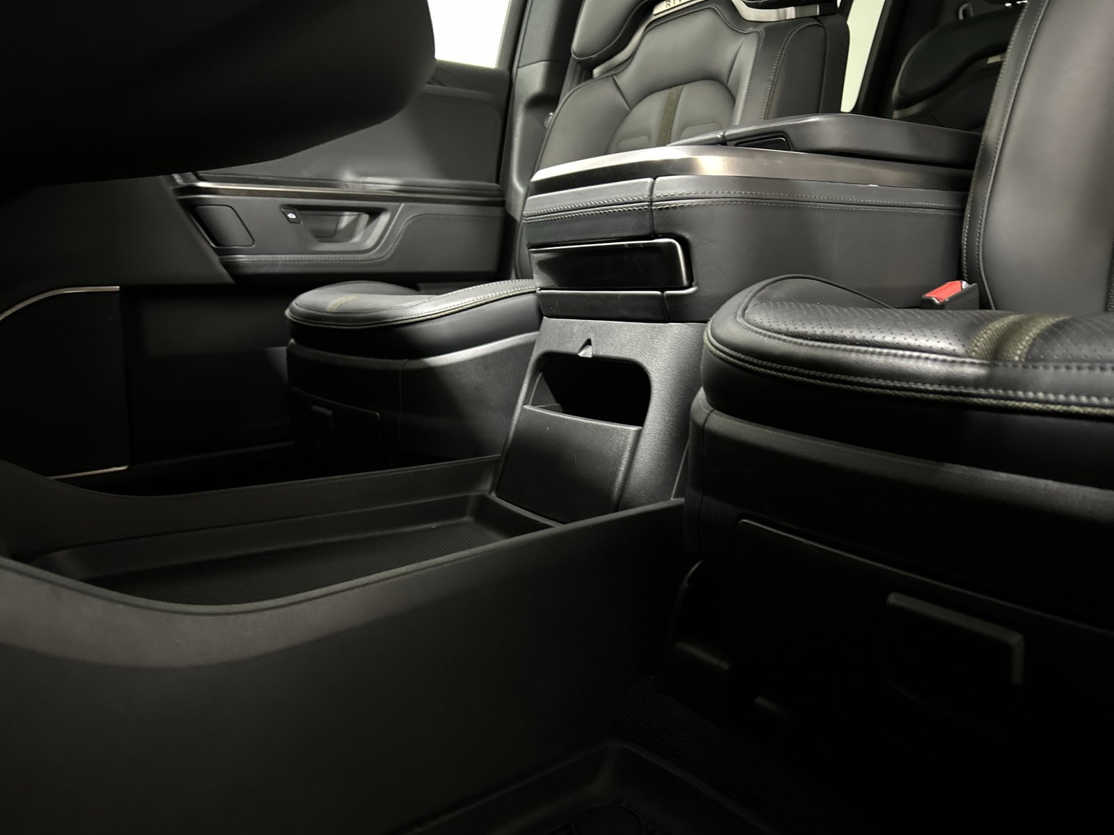 Used 2025 Rivian R1S Adventure image 33