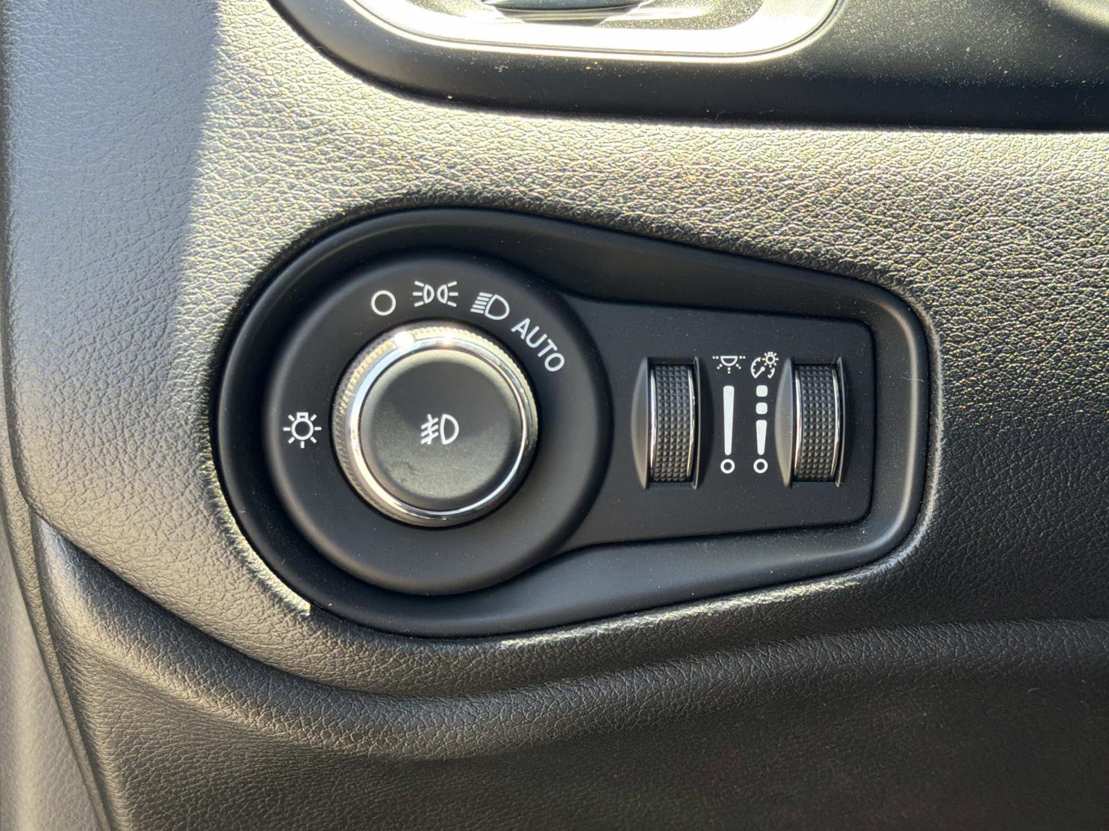 Used 2021 Jeep Renegade Latitude FWD image 16